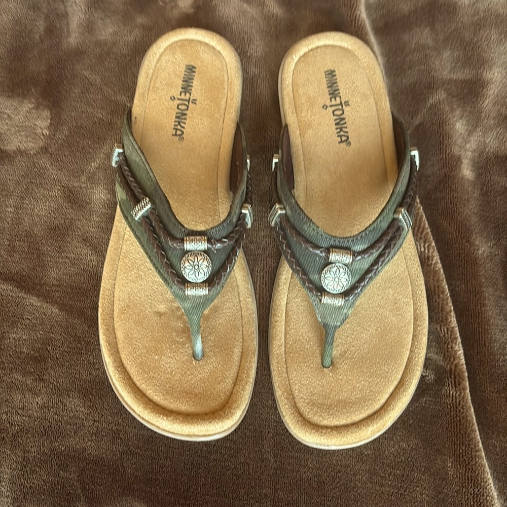 Minnetonka Silverthorne sandals size 9 new in box